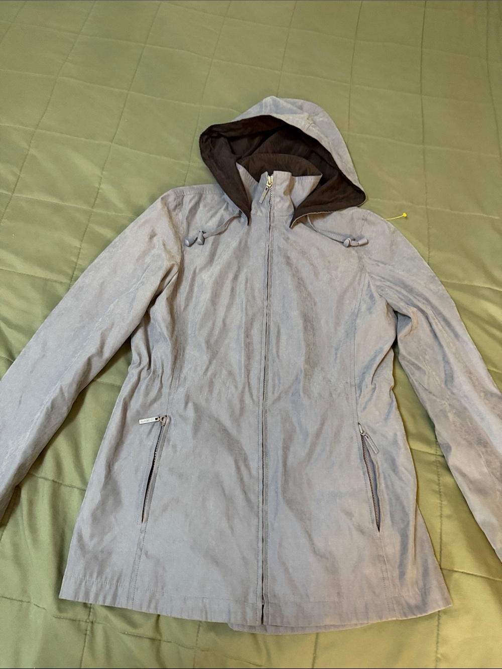 Bloomingdale's Light Gray Hooded Trench Coat(mancha pequeña)